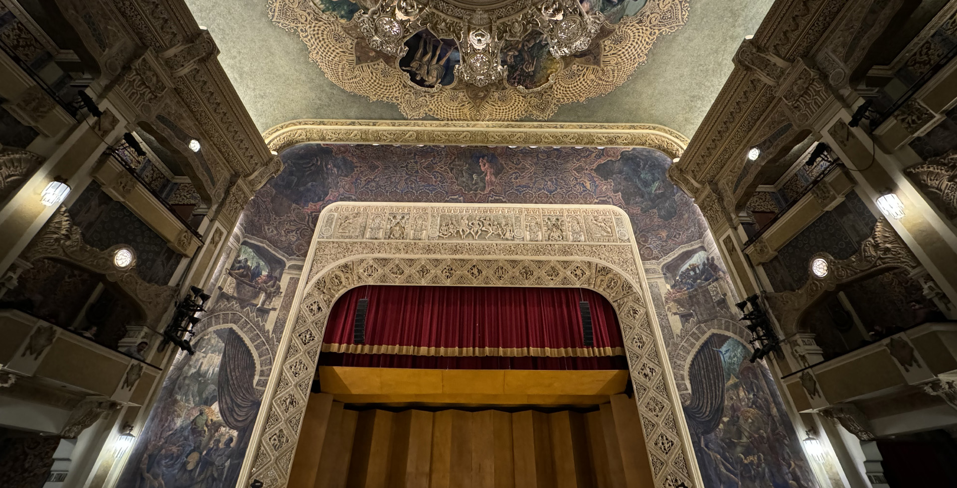Orquesta de camara en una noche de cuerdas, luz y arquitectura sonora